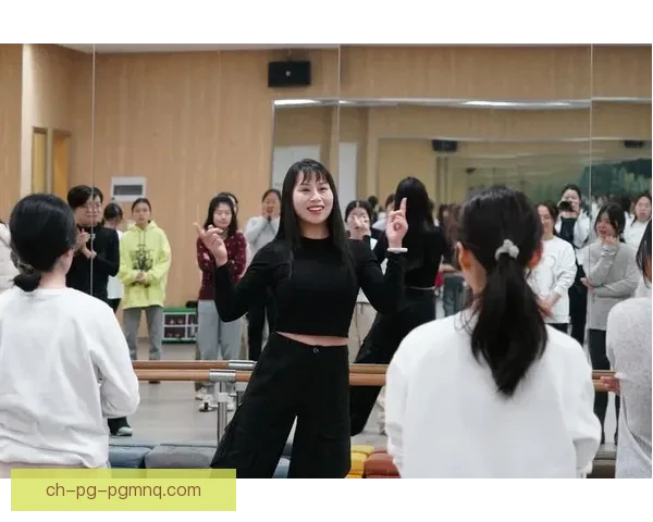 活力四射，挥洒汗水：健美操全新锻炼方式